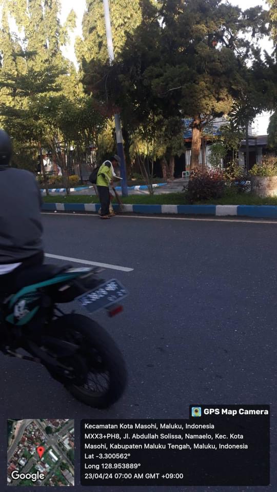 Selasa, 23 April 2024  Hai Sobat Hijau ☘️  Petugas THL Dlh Malteng melakukan aktivitas menyapu jalan dan Merapikan Tanaman Hias ditaman sepanjang trotoar, tolong jaga dan rawat. ✔️  “Kita tidak mewarisi bumi dari nenek moyang, tapi kita meminjamnya dari anak cucu”   Salam Lestari  “KOMITMEN DAN PENGABDIAN TANPA BATAS”  MELAYANI YANG BELUM TERLAYANI, MENJANGKAU YANG BELUM TERJANGKAU, MEMPERBAIKI YANG KURANG,  MEMPERKUAT YANG SUDAH BAGUS, UNTUK MEMBANGUN MALTENG SEBAGAI JENDELA INDONESIA TIMUR, MENDUKUNG PEMBANGUNAN MALUKU EMAS.