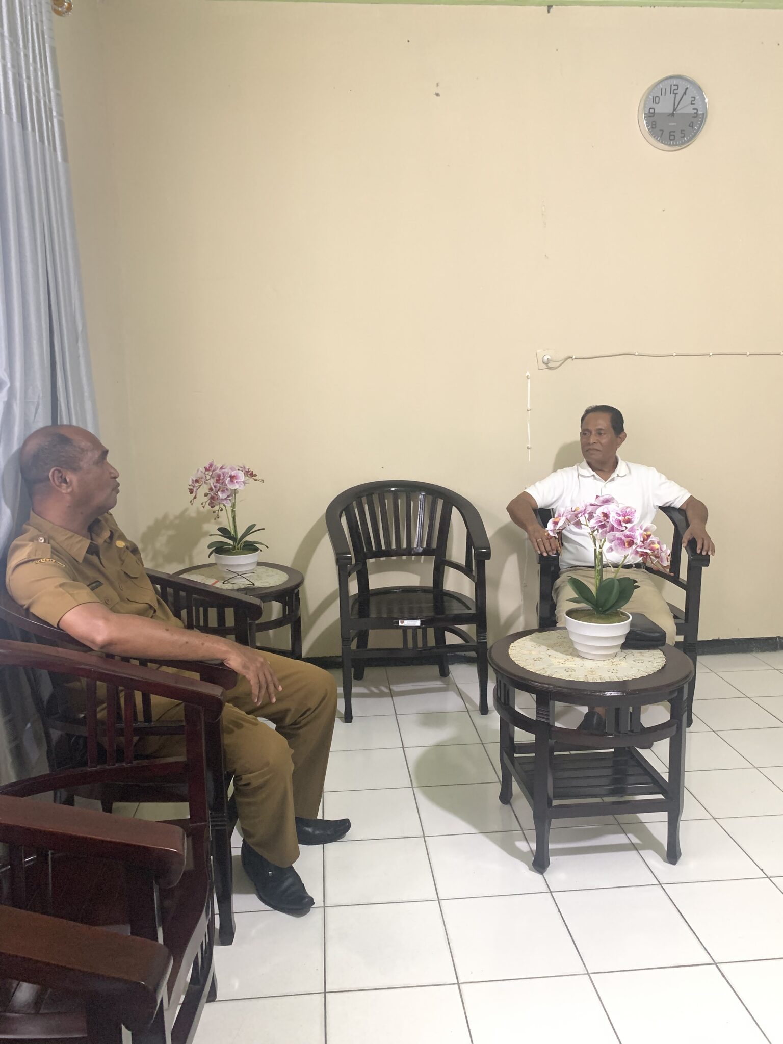 Kunjungan bapak Marlatu Leleury, SE dengan Kadis DLH Malteng.