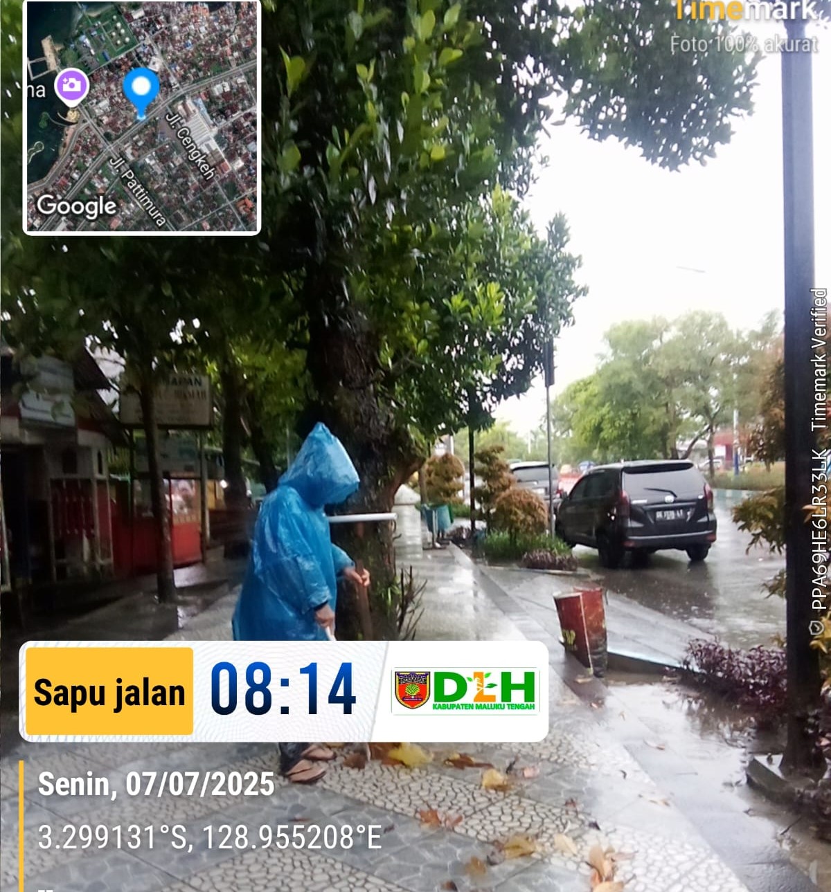 SEMANGAT PETUGAS KEBERSIHAN UNTUK MEMBERSIHKAN LINGKUNGAN DI TENGAH HUJAN (SENIN, 07/07/2025)