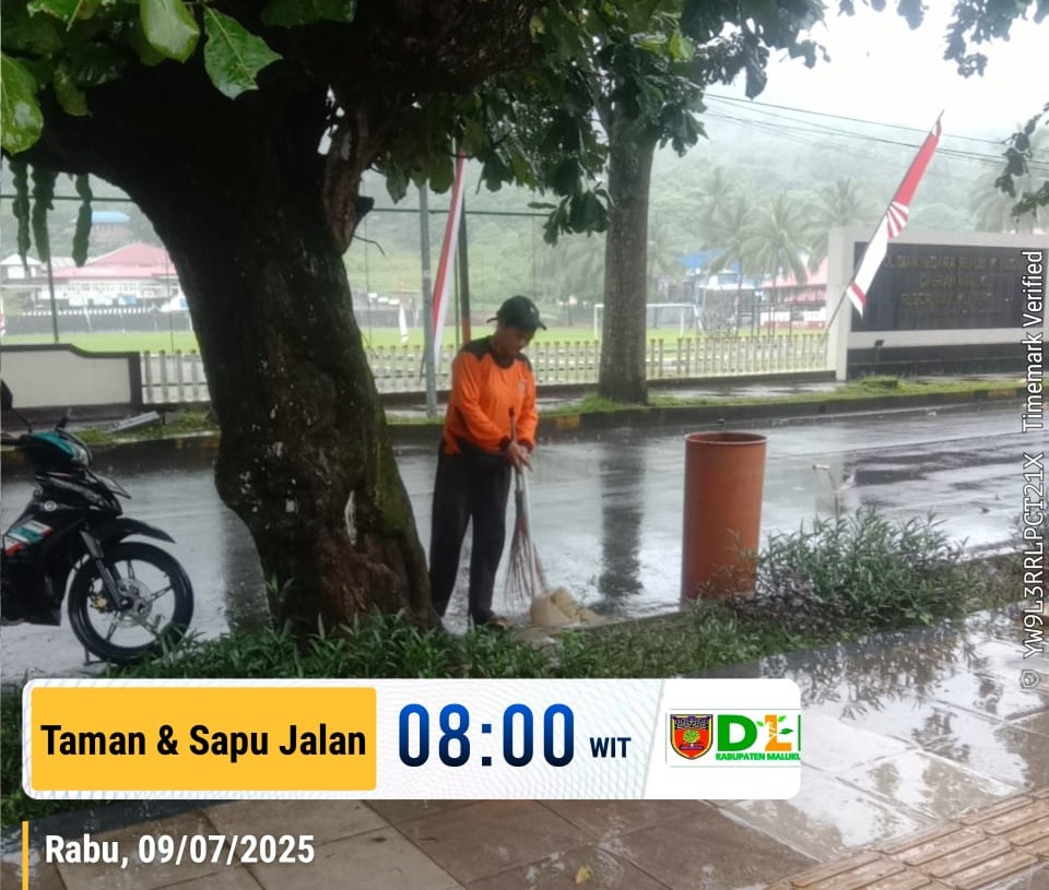 Aktivitas petugas kebersihan pada pagi ini (Rabu,09 Juli 2025). Kondisi hujan tidak menyurutkan semangat para pekerja