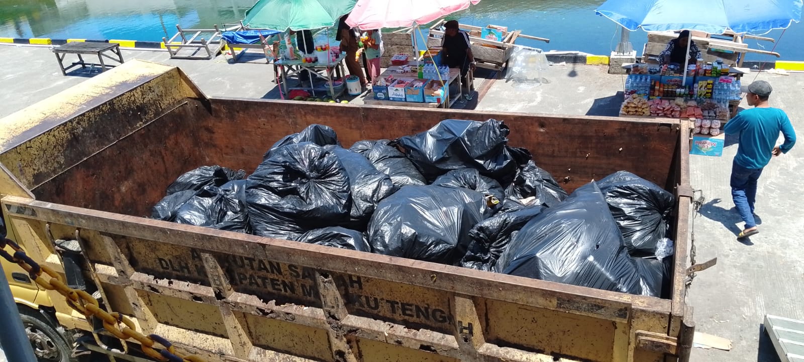 DLH MALTENG JANGKAU PELAYANAN SAMPAH KM SABUK NUSANTARA 106 DI PELABUHAN AMAHAI